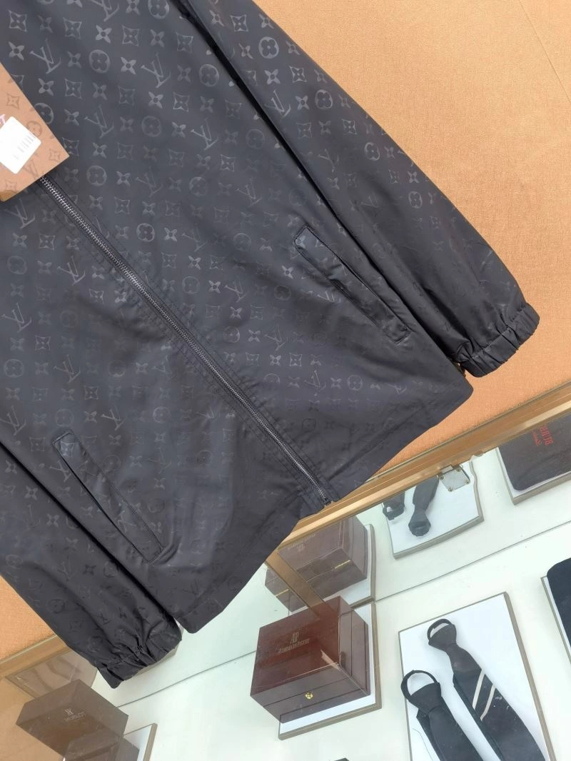 Flexible Louis Vuitton Outwear 136647