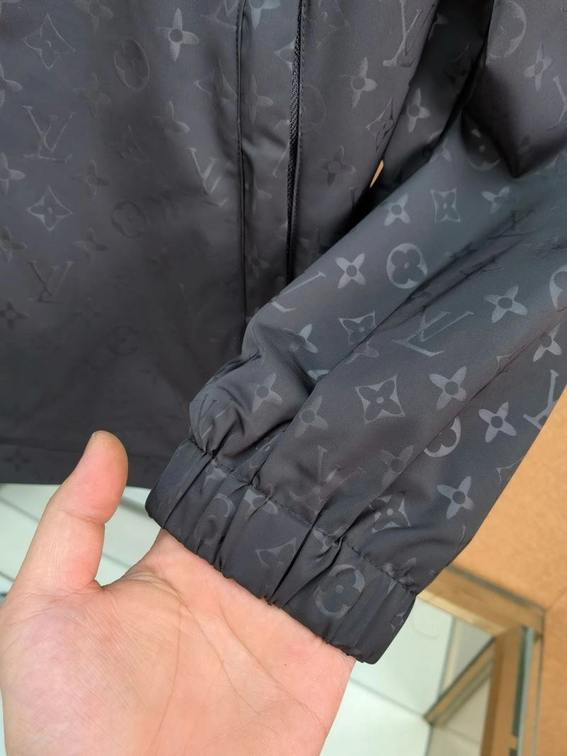Flexible Louis Vuitton Outwear 136647
