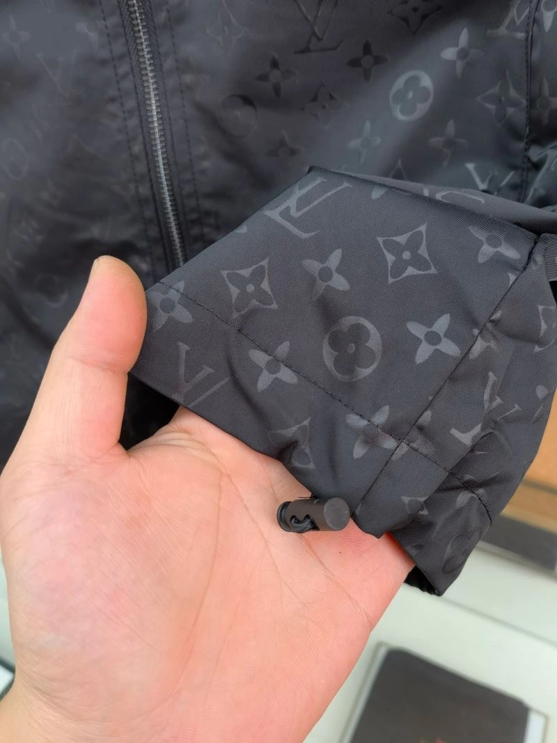 Flexible Louis Vuitton Outwear 136647