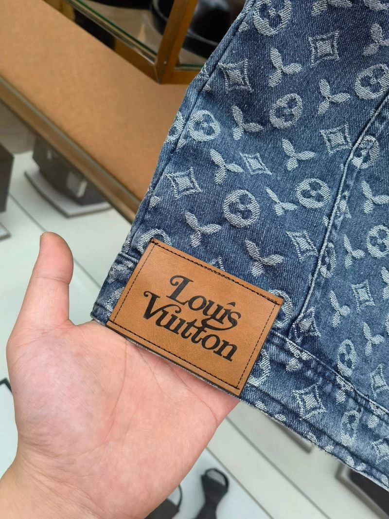 Louis Vuitton Outwear Chic 136634