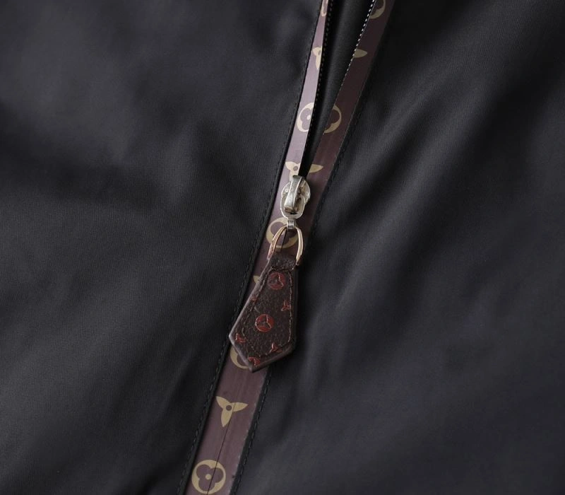 MultiPurpose Louis Vuitton Outwear 136630