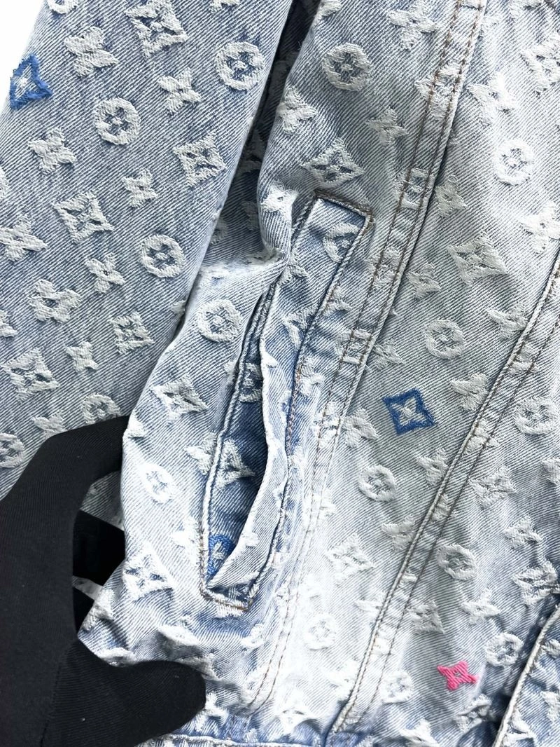 Classic Louis Vuitton Outwear 136614