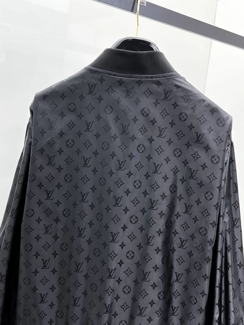 Louis Vuitton Outwear Resilient 136607
