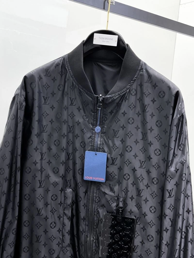 Louis Vuitton Outwear Resilient 136607