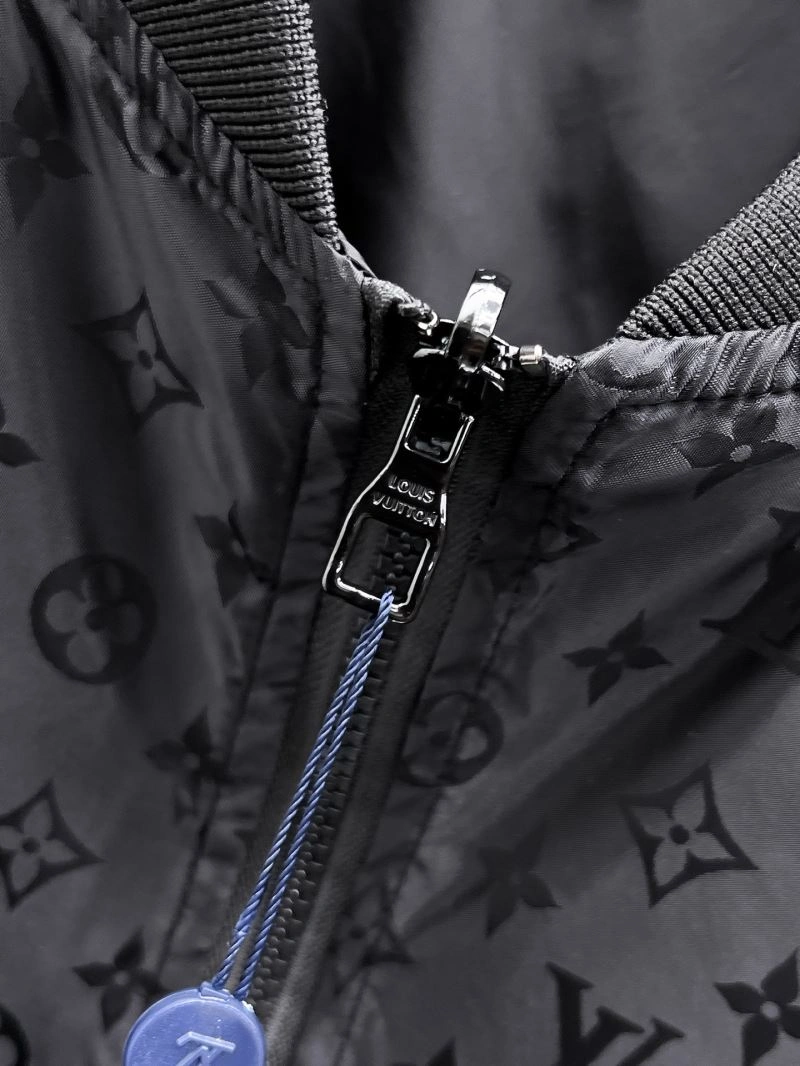 Louis Vuitton Outwear Resilient 136607
