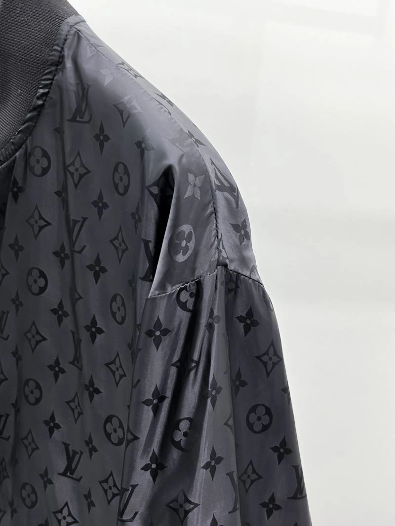 Louis Vuitton Outwear Resilient 136607