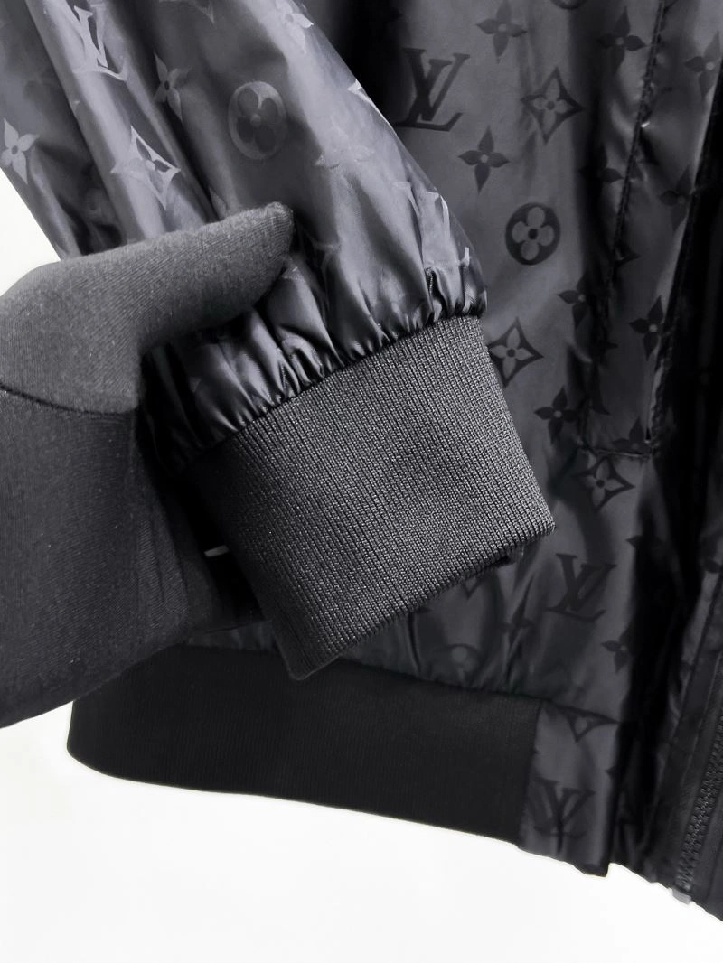 Louis Vuitton Outwear Resilient 136607