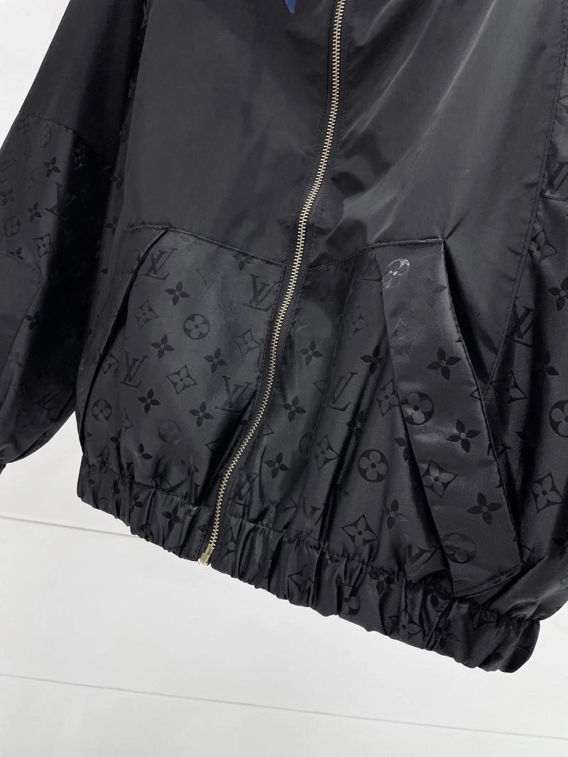TechFriendly Louis Vuitton Outwear 136579