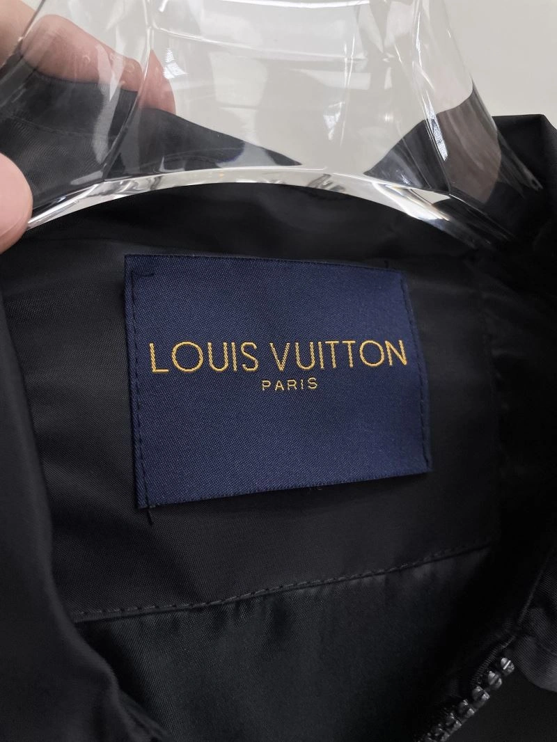 Louis Vuitton Outwear Sleek 136580