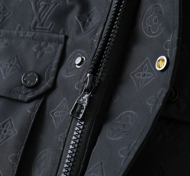 Breathable Louis Vuitton Outwear 136575
