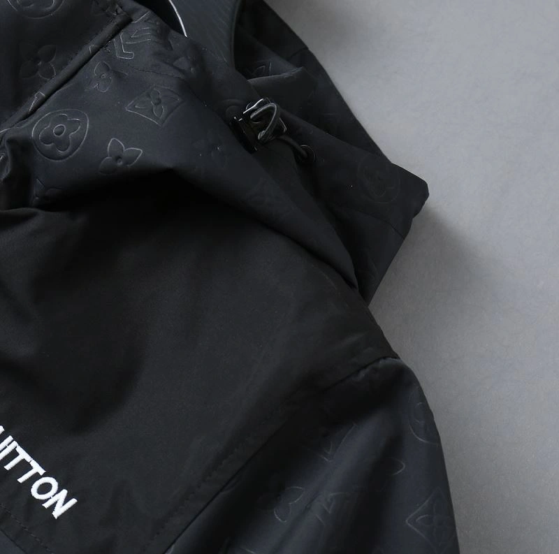 Breathable Louis Vuitton Outwear 136575
