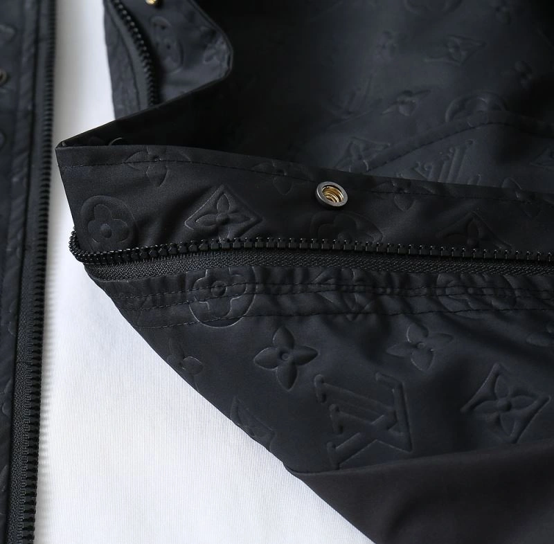Breathable Louis Vuitton Outwear 136575