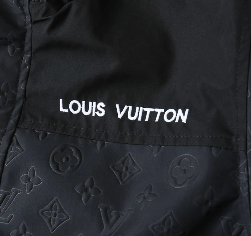 Breathable Louis Vuitton Outwear 136575