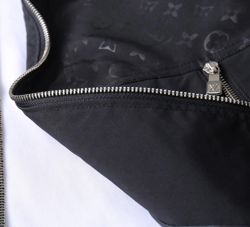 Breathable Louis Vuitton Outwear 136531