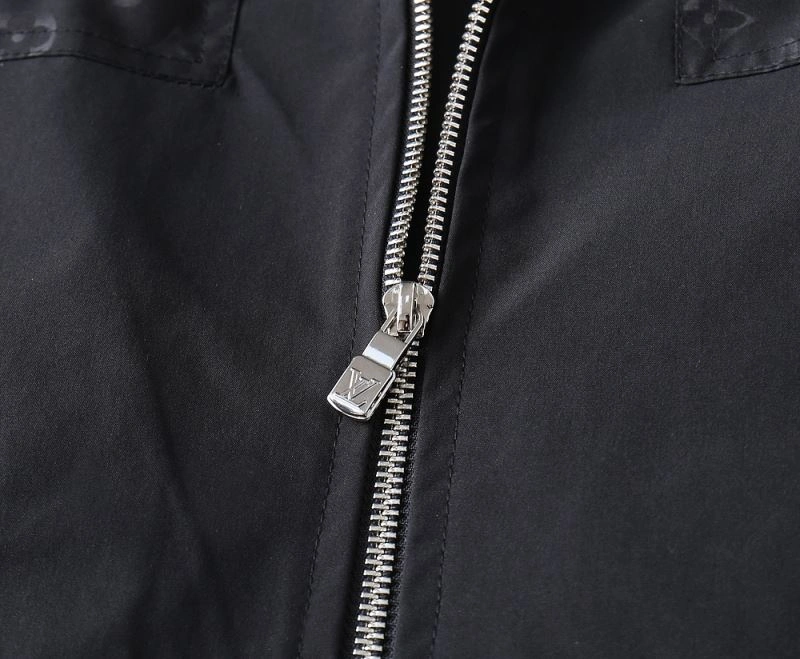 Breathable Louis Vuitton Outwear 136531