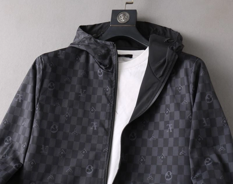 Stretchable Louis Vuitton Outwear 136479