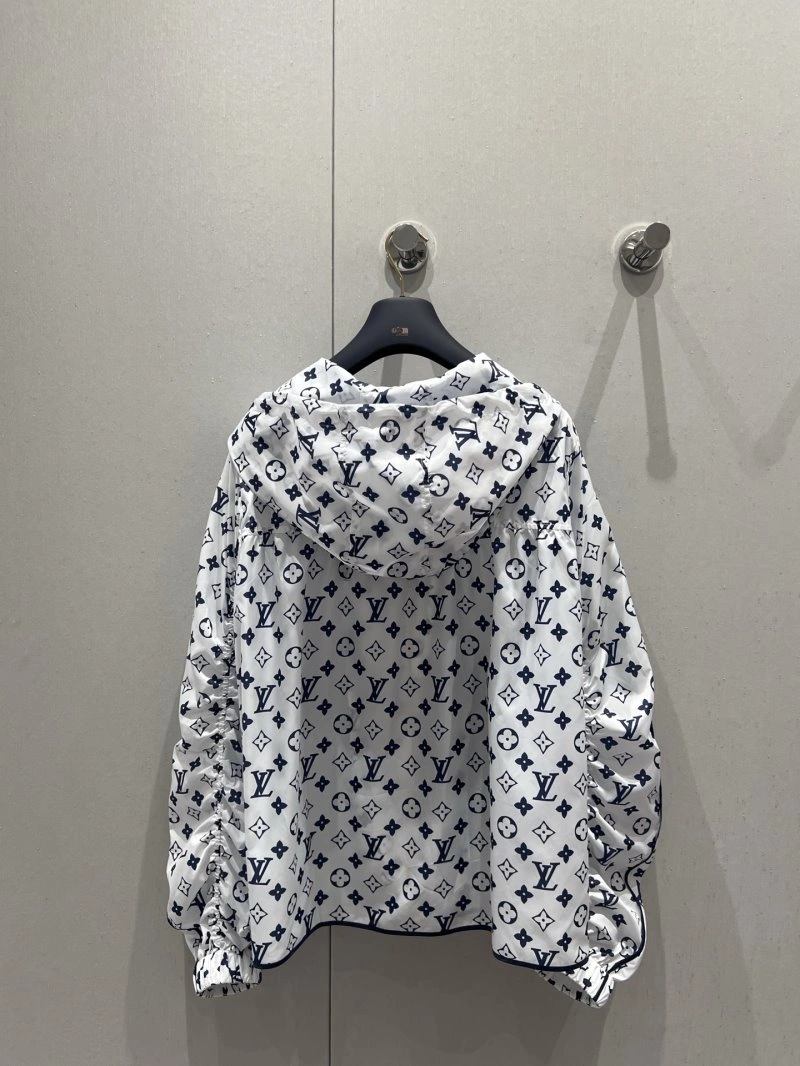 Cozy Louis Vuitton Outwear 130736