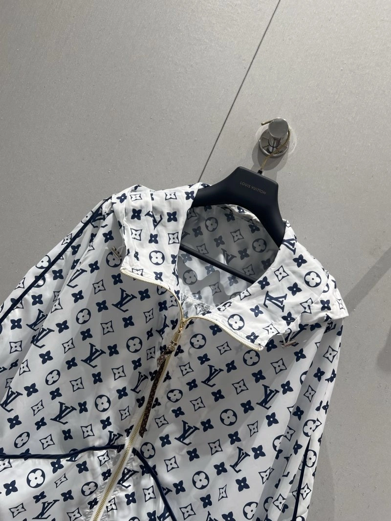Cozy Louis Vuitton Outwear 130736
