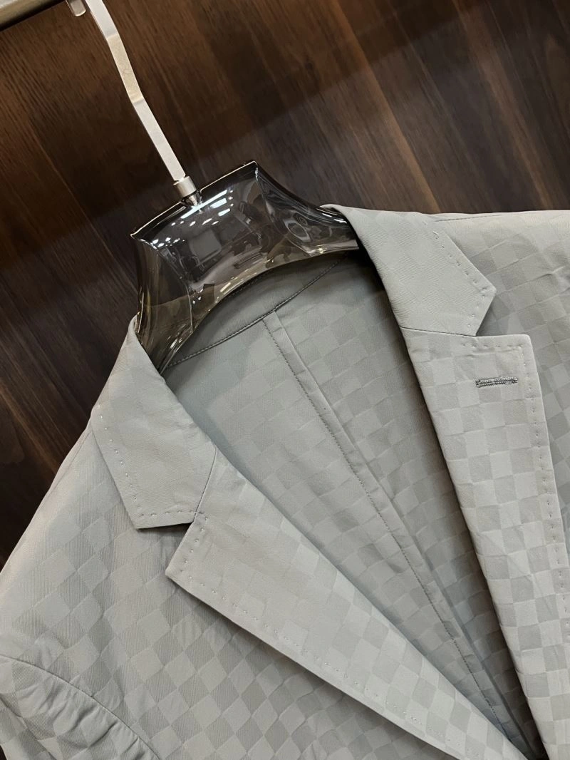 Louis Vuitton Outwear OnTrend 135824