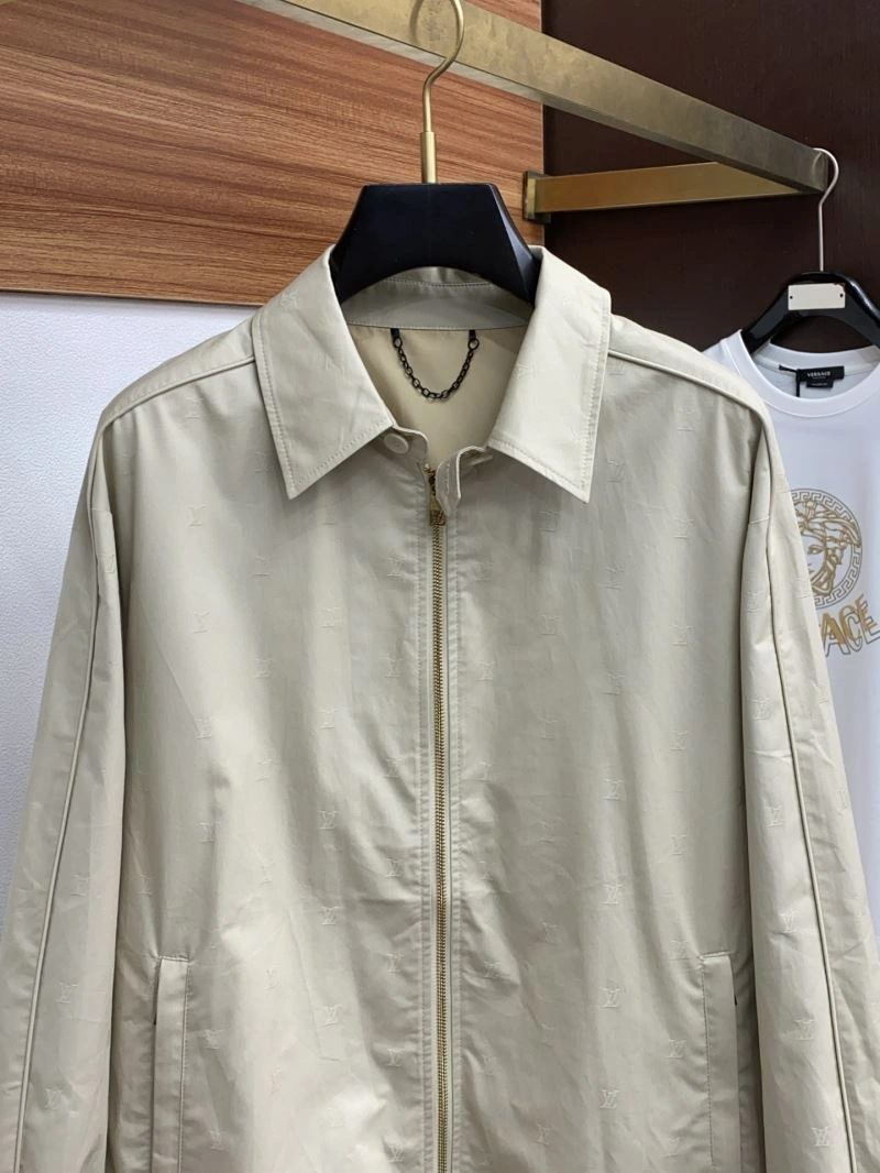 Snug Louis Vuitton Outwear 135804