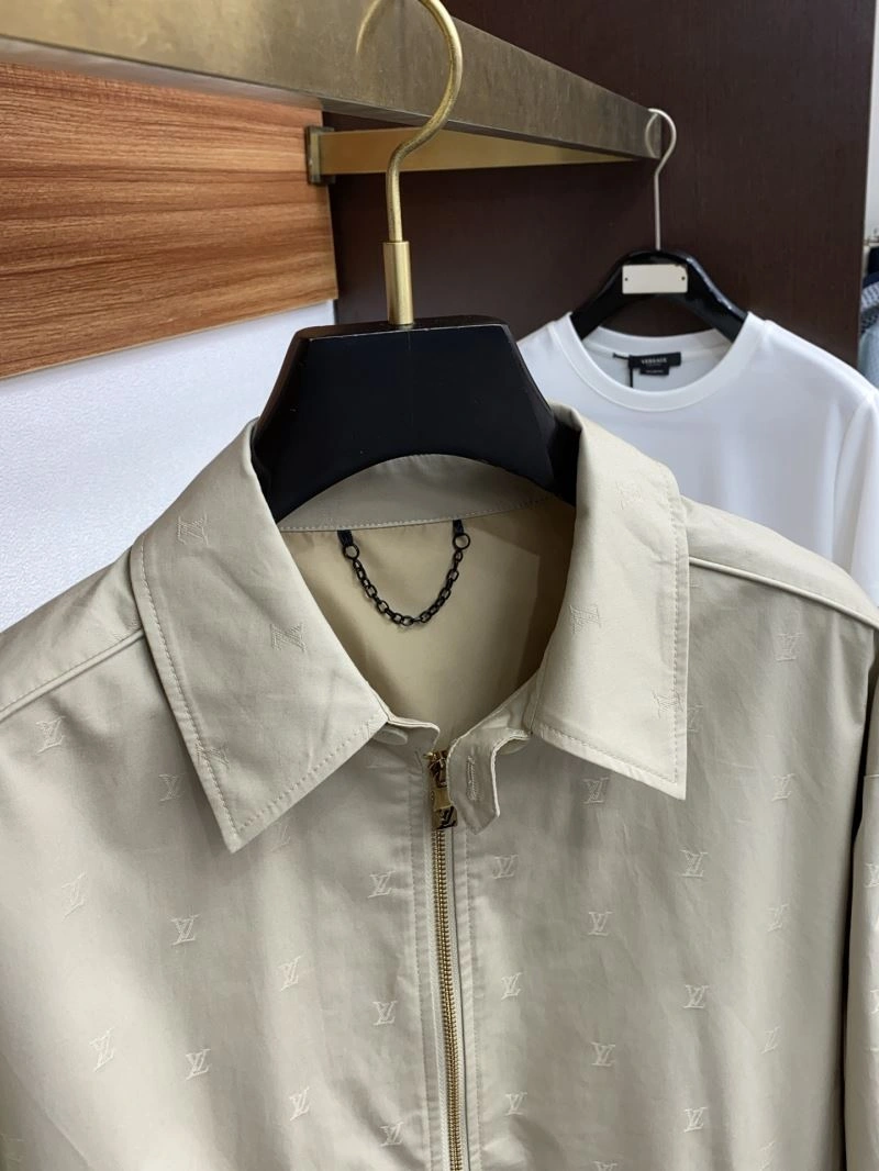 Snug Louis Vuitton Outwear 135804
