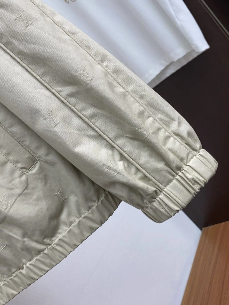 Snug Louis Vuitton Outwear 135804
