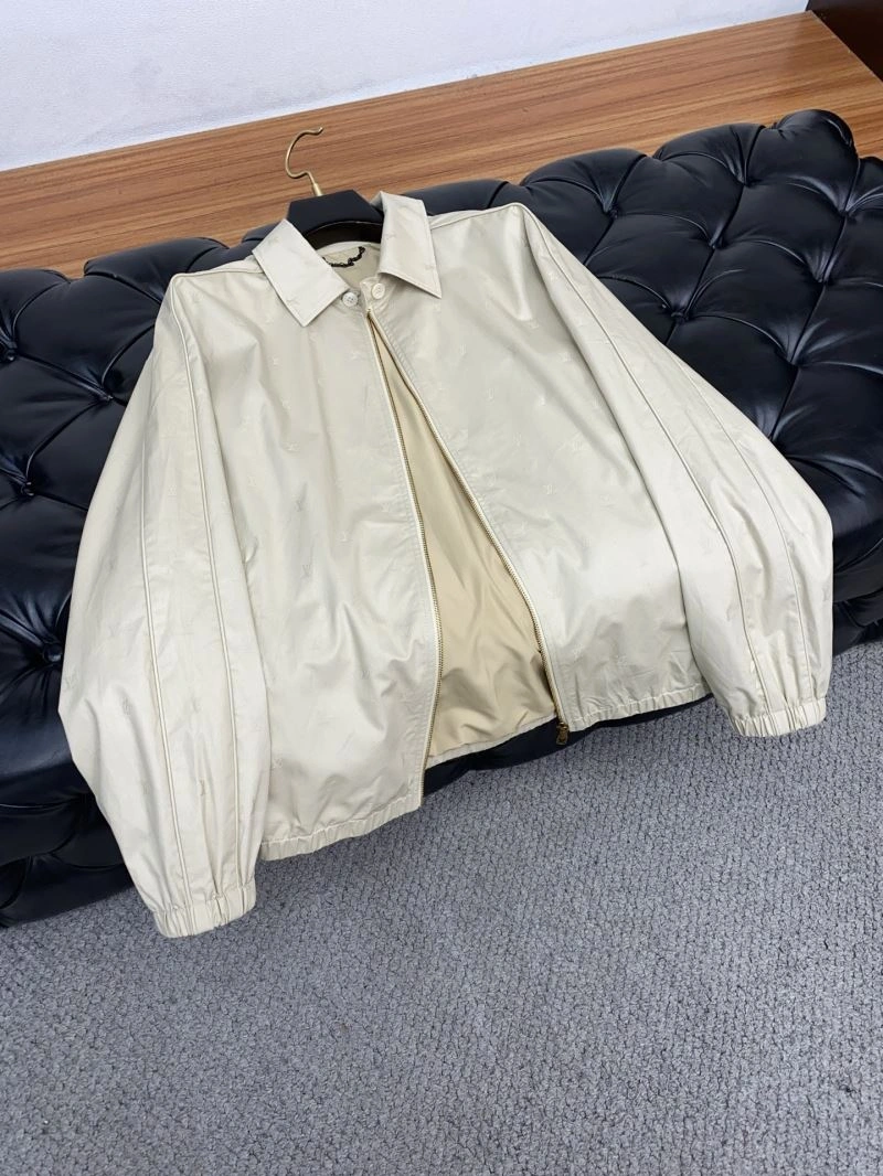 Snug Louis Vuitton Outwear 135804