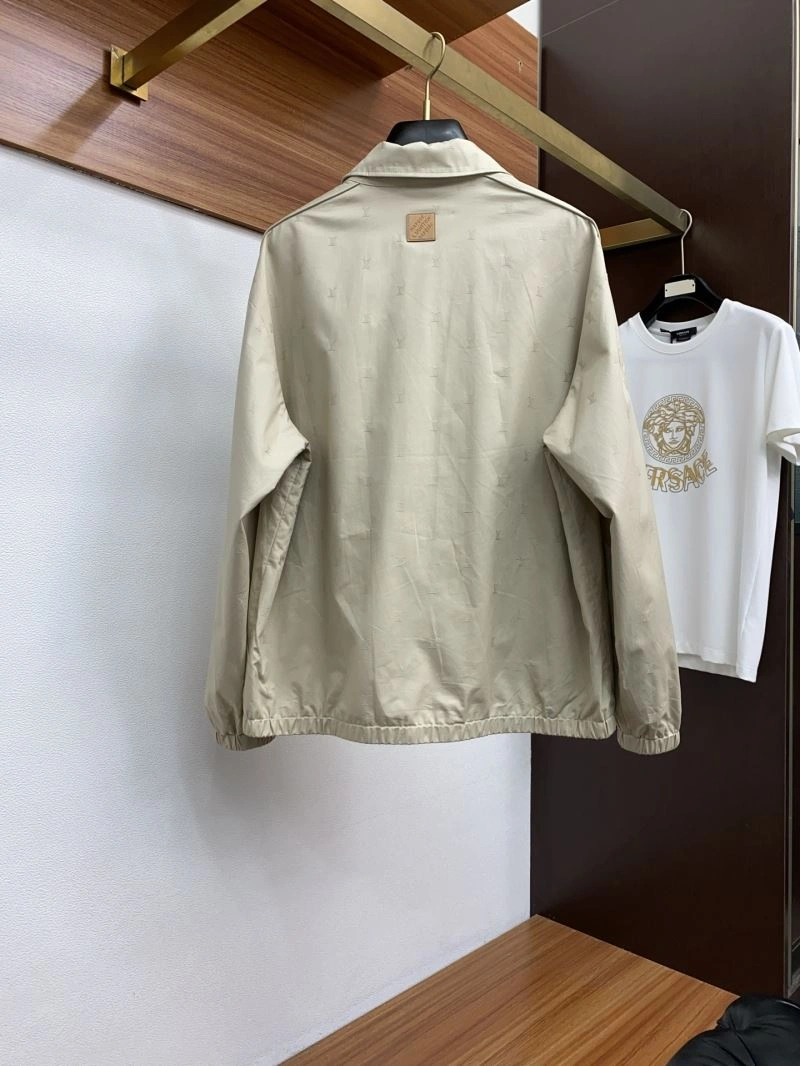 Snug Louis Vuitton Outwear 135804