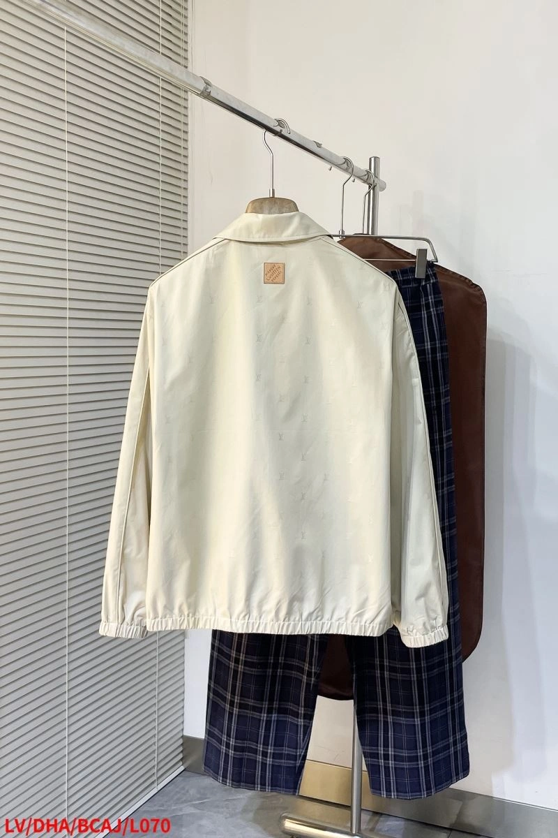 Snug Louis Vuitton Outwear 134947