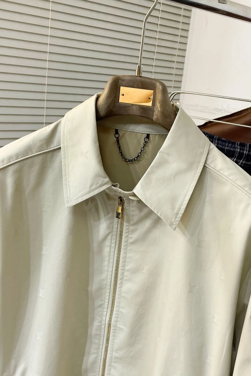 Snug Louis Vuitton Outwear 134947