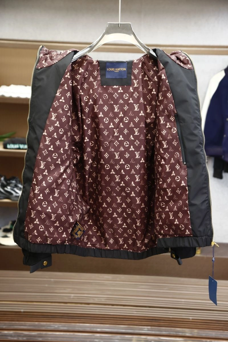 Sporty Louis Vuitton Outwear 134913