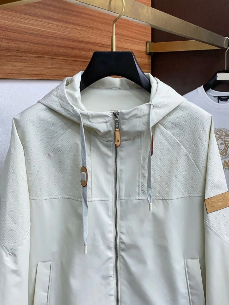 Effortless Louis Vuitton Outwear 134908
