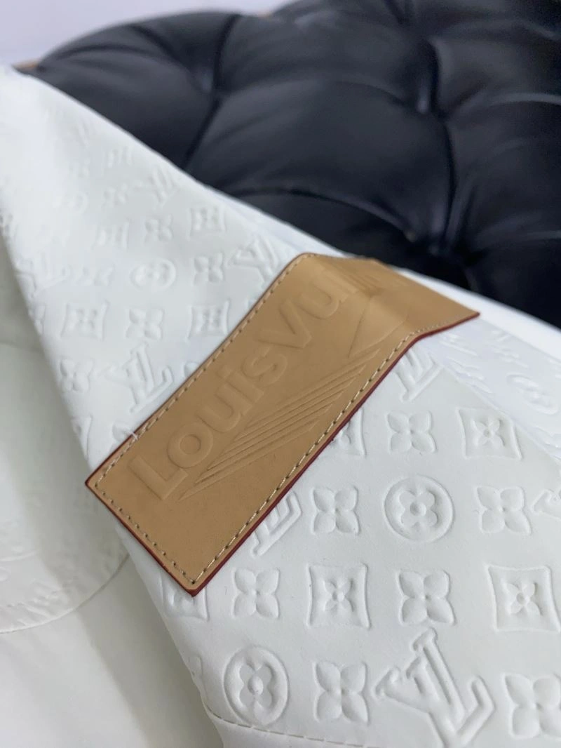 Effortless Louis Vuitton Outwear 134908