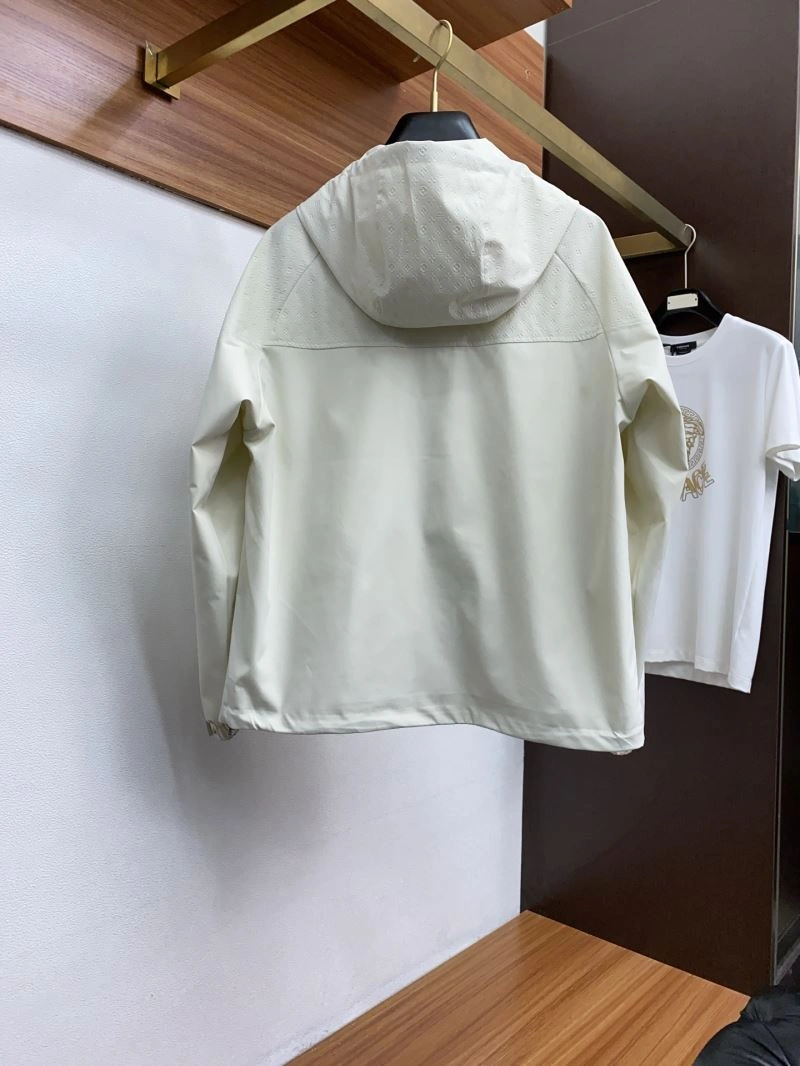 Effortless Louis Vuitton Outwear 134908