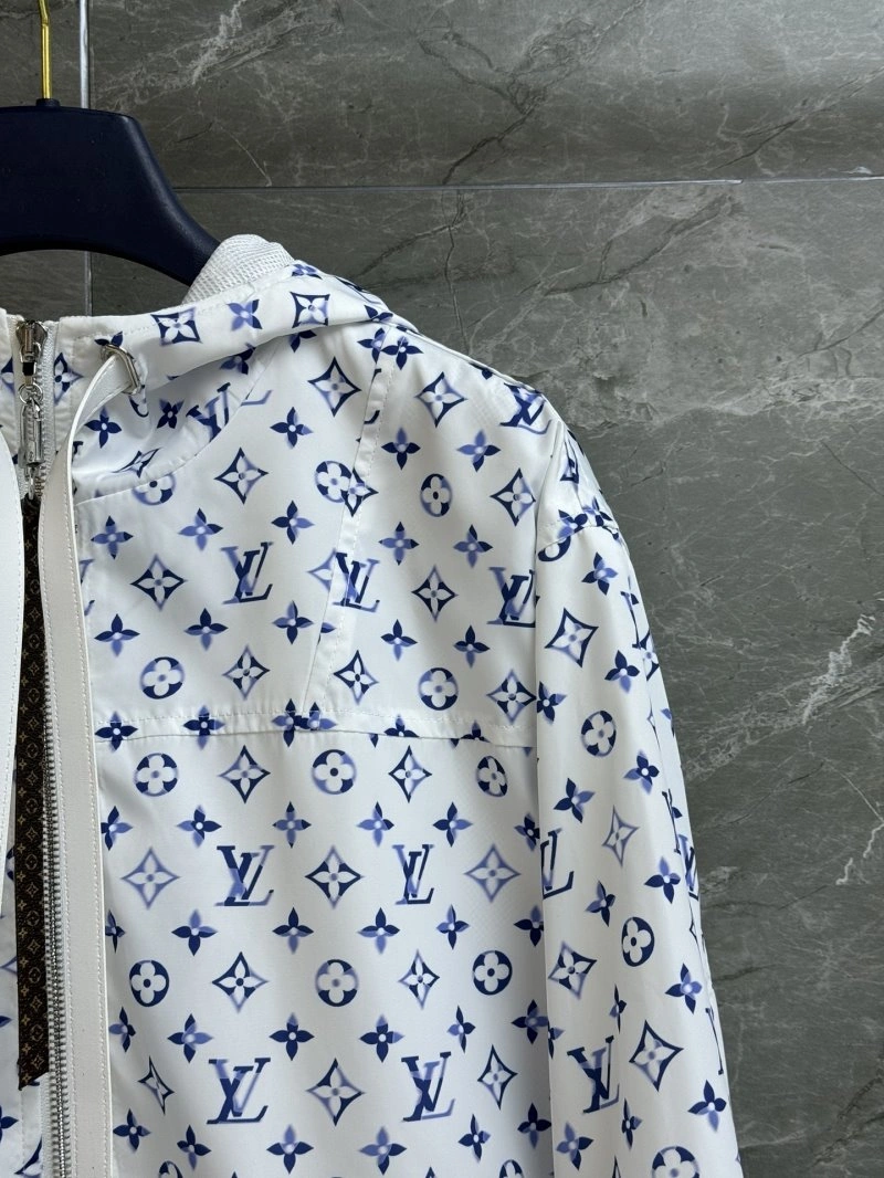 MultiPurpose Louis Vuitton Outwear 131236