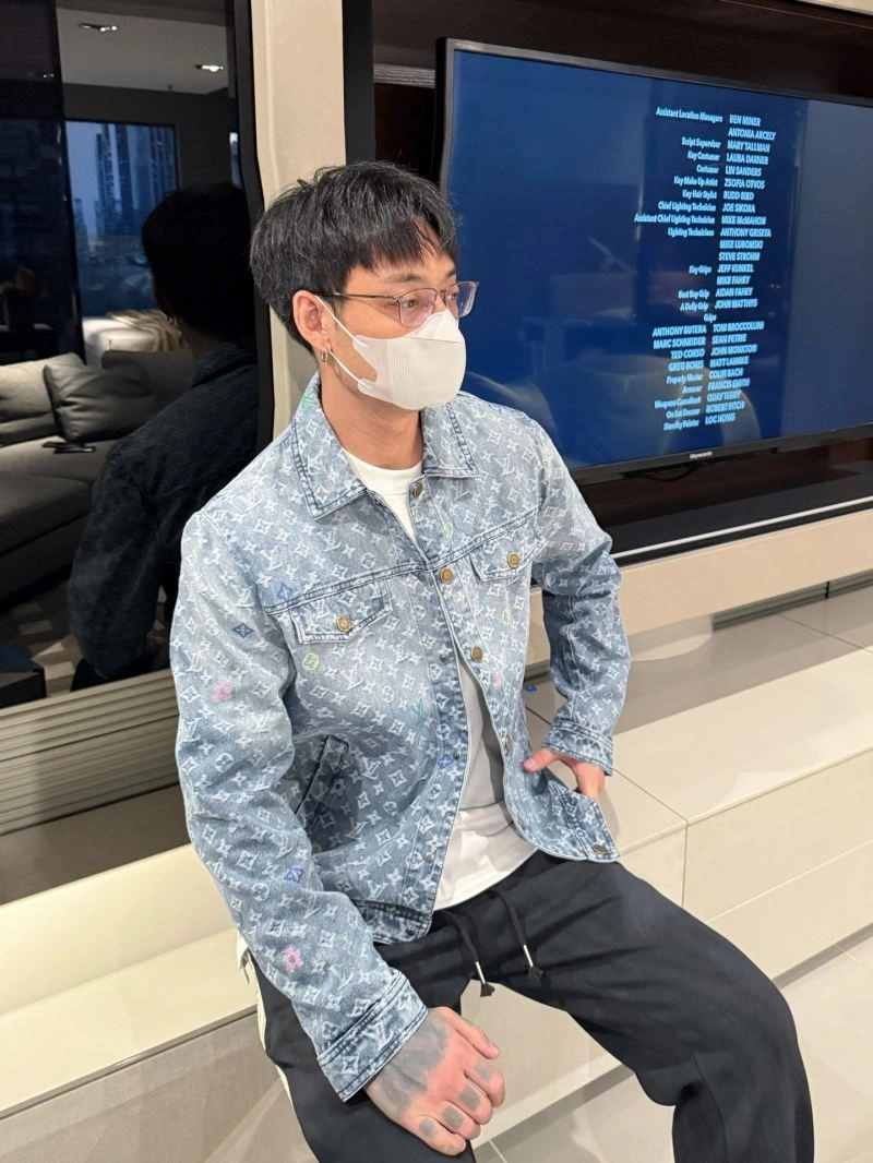 Snug Louis Vuitton Outwear 133929