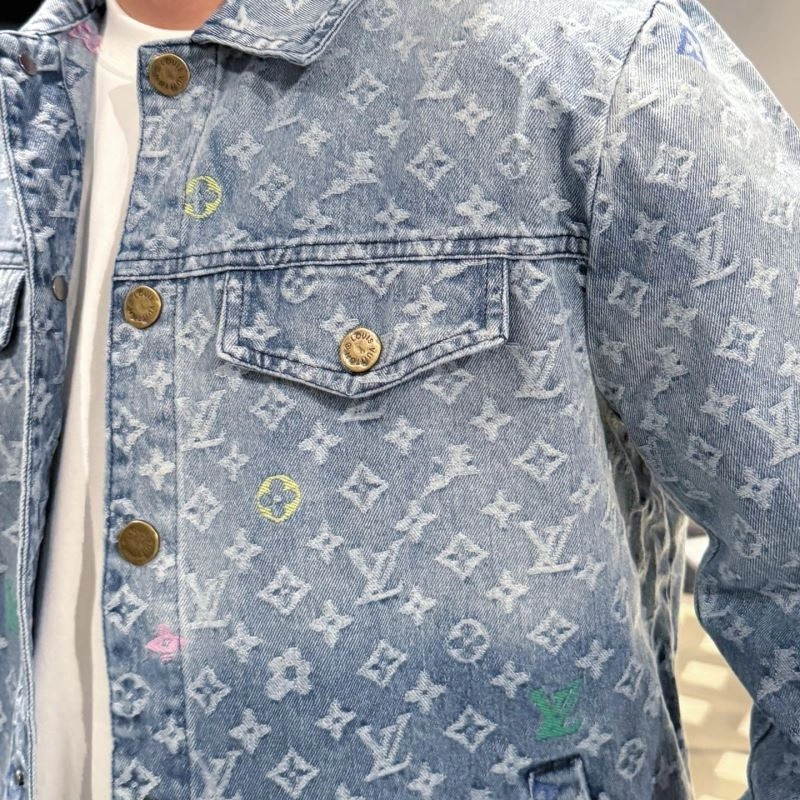 Snug Louis Vuitton Outwear 133929