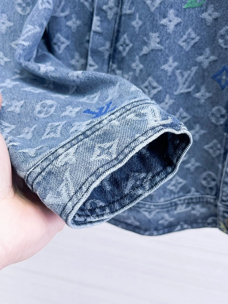 Minimalist Louis Vuitton Outwear 133912