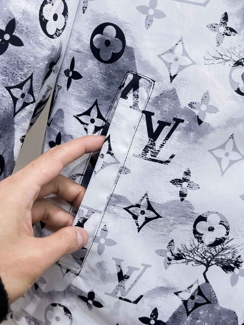 Compact Louis Vuitton Outwear 133909