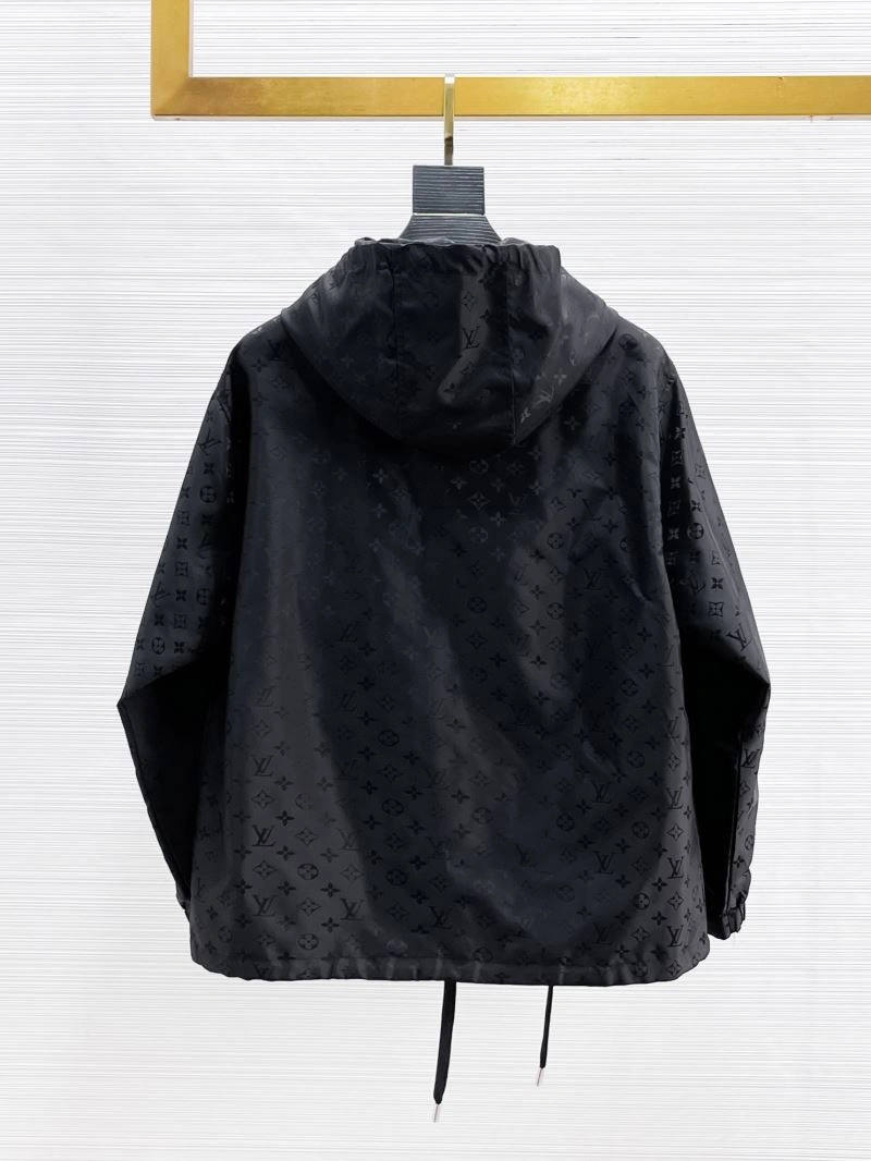 Effortless Louis Vuitton Outwear 133845