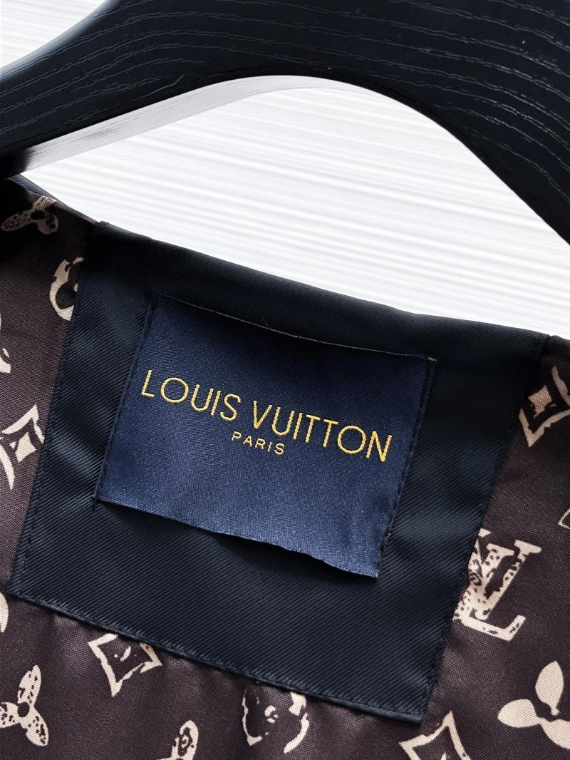 Compact Louis Vuitton Outwear 133867