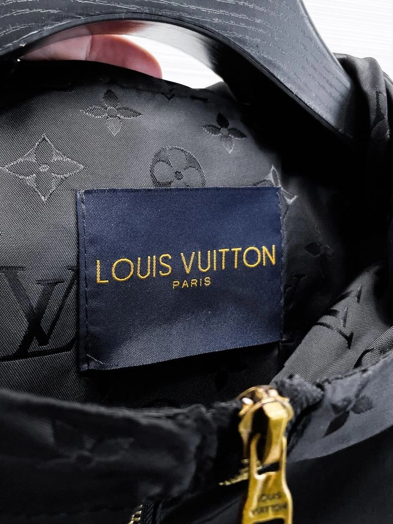 Unisex Louis Vuitton Outwear 133843