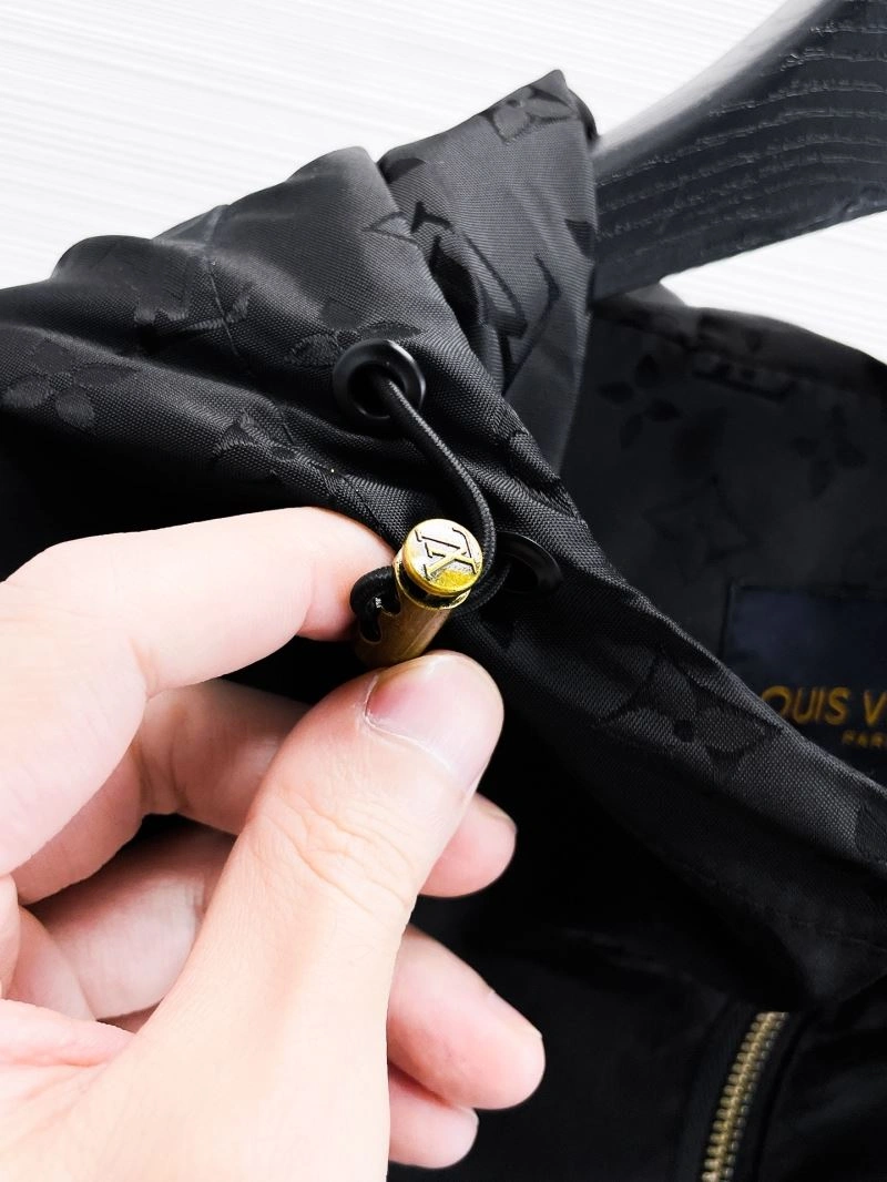 Unisex Louis Vuitton Outwear 133843