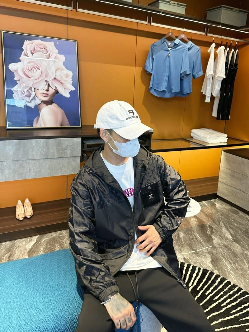 Fashionable Louis Vuitton Outwear 132969