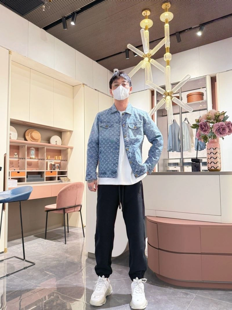 Sophisticated Louis Vuitton Outwear 132957