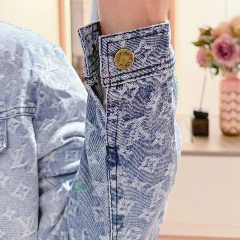 Sophisticated Louis Vuitton Outwear 132957