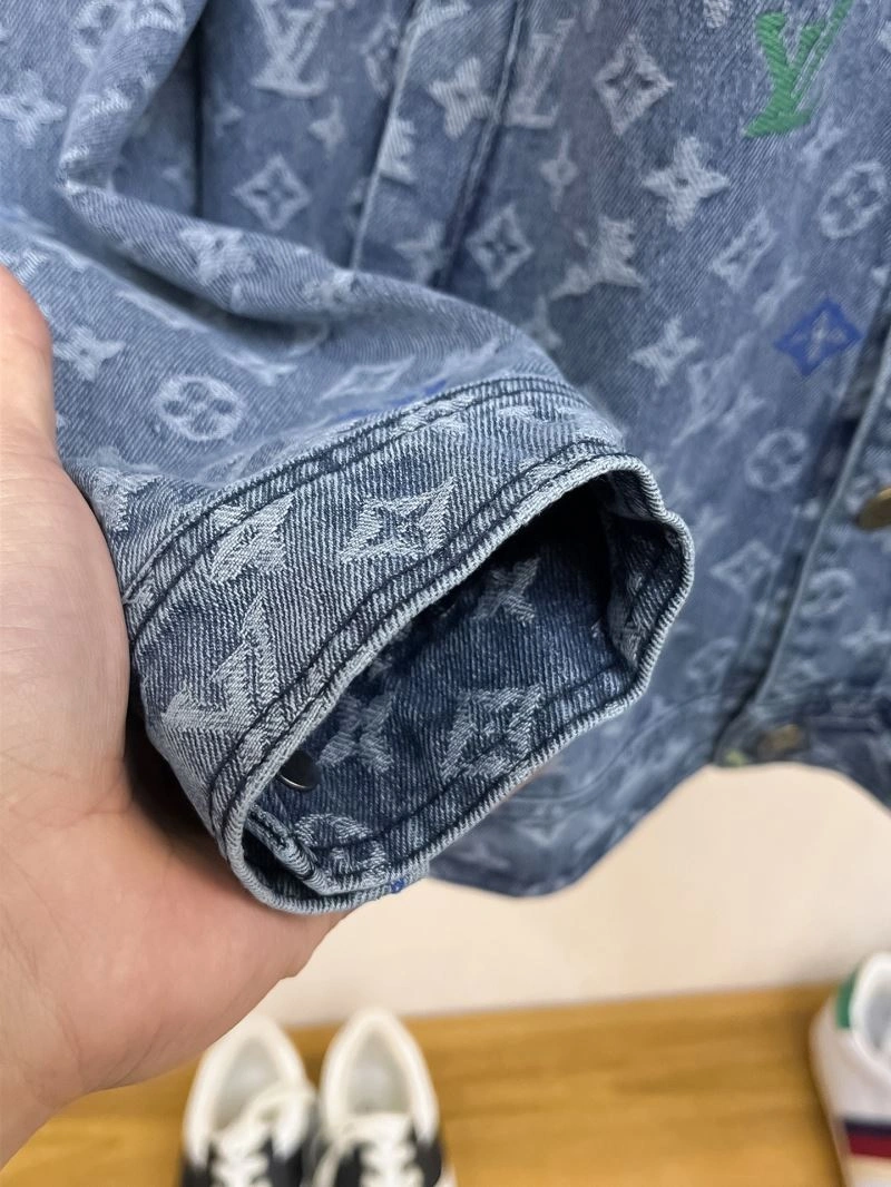 Snug Louis Vuitton Outwear 132944