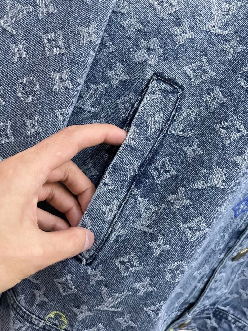 Snug Louis Vuitton Outwear 132944