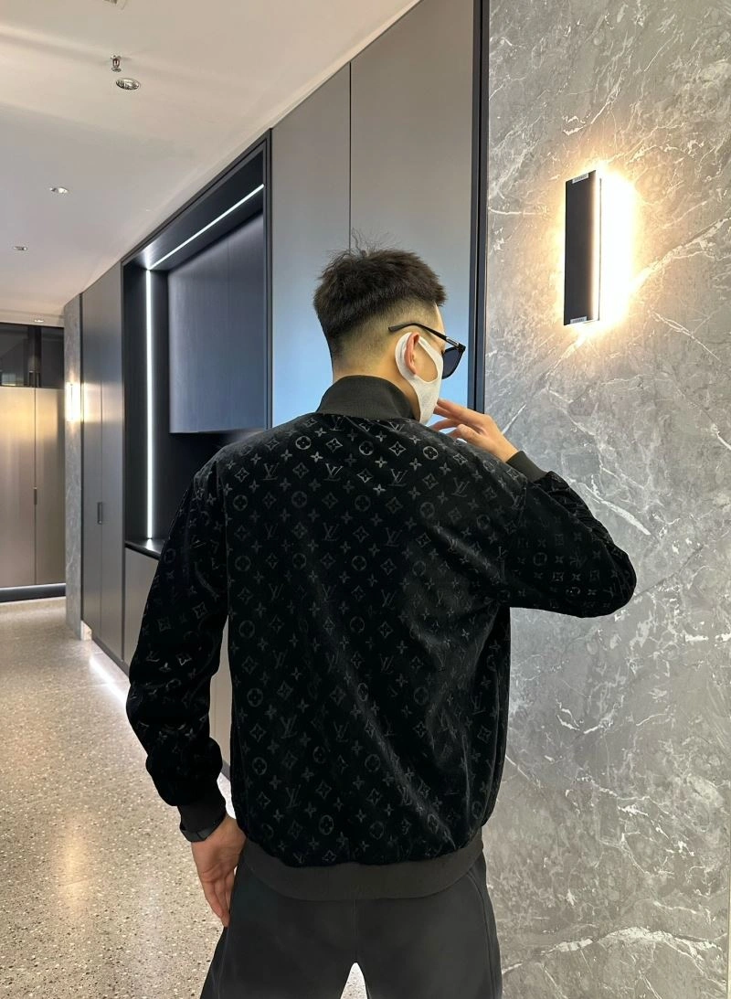 Versatile Louis Vuitton Outwear 132912