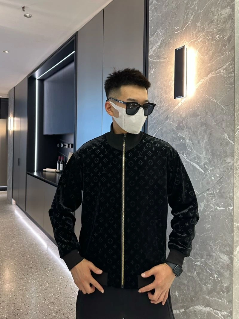 Versatile Louis Vuitton Outwear 132912